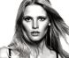 Lara Stone expose son généreux décolleté dans de la lingerie Calvin Klein