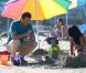 Sur le tournage de la saison 7 de  Dexter  avec son fils de fiction Harrison. À Long Beach, Californie, le 20 août 2012.