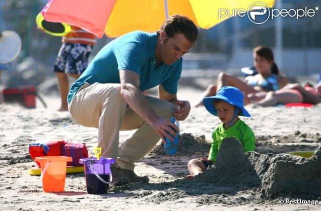 Michael C. Hall sur le tournage de la saison 7 de  Dexter  avec son fils de fiction Harrison. À Long Beach, Californie, le 20 août 2012.