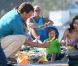 Michael C. Hall sur le tournage de  Dexter  avec son fils de fiction Harrison. À Long Beach, Californie, le 20 août 2012.