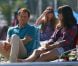La jeune actrice Christina Robinson et son beau-père de fiction Michael C. Hall sur le tournage de la saison 7 de  Dexter  à Long Beach, Californie, le 20 août 2012.