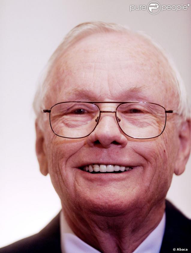 922355-neil-armstrong-en-novembre-2011-637x0-1.jpg
