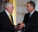 Neil Armstrong en novembre 2011, récompensé par John Boehner