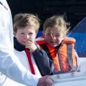 Princesse Mary: Christian et Isabella naviguent tandis qu'elle nage en eau libre