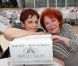 Fabienne Thibeault et Régine avant un soirée caritative pour l'association Les Puits du Désert, au domaine de Bertaud-Belieu, au coeur de presqu'île de Saint-Tropez, le 30 août 2012.