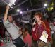 Edouard Baer fait tourner sa serviette près de Régine à l'occasion d'une soirée caritative pour l'association Les Puits du Désert, au domaine de Bertaud-Belieu, au coeur de presqu'île de Saint-Tropez, le 30 août 2012.
