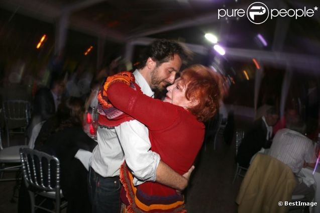 Retrouvailles pour Edouard Baer et Régine à l'occasion d'une soirée caritative pour l'association Les Puits du Désert, au domaine de Bertaud-Belieu, au coeur de presqu'île de Saint-Tropez, le 30 août 2012.