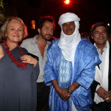 Edouard Baer et le guide Mohamed à l'occasion d'une soirée caritative pour l'association Les Puits du Désert, au domaine de Bertaud-Belieu, au coeur de presqu'île de Saint-Tropez, le 30 août 2012.