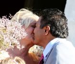 Charlotte de Turckheim et Zaman Hachemi s'embrassent à la mairie d'Eygalières en Provence le jour de leur mariage le 31 août 2012