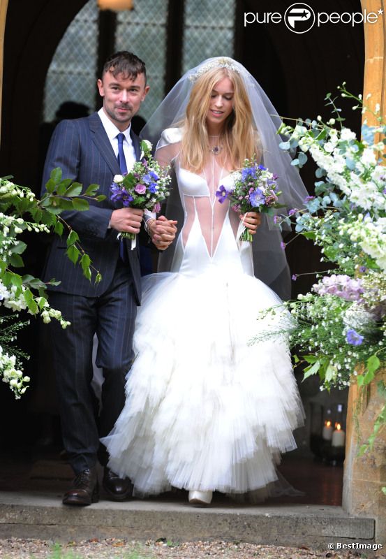 Lily Allen assiste au mariage de son amie, la top model Mary Charteris, à Gloucestershire, en Angleterre, le samedi 1er septembre 2012. - photos Purepeople