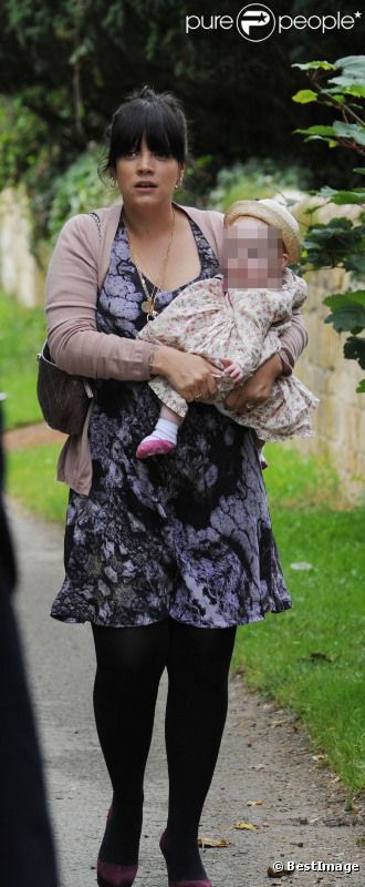 Lily Allen assiste au mariage de son amie, la top model Mary Charteris, à Gloucestershire, en Angleterre, le samedi 1er septembre 2012.
