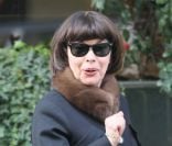 Mireille Mathieu surprise dans les rues de Paris le 2 mars 2011