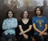 Nadezhda Tolokonnikova, Maria Alyokhina, Yekaterina Samutsevich des Pussy Riot à Moscou le 17 août 2012 lors du procès de ces dernières après avoir chanté une prière anti-Poutine dans une église orthodoxe