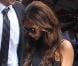 Victoria Beckham, habillée d'une robe et une pochette de sa nouvelle collection à la main, arrive à la New York Public Library avec son mari David Beckham et leur fille Harper pour son défilé printemps-été 2013. New York, le 9 septembre 2012.