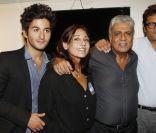 Enrico Macias, entouré de sa fille Jocya, de son fils Jean-Claude Ghrenassia, et de son petit-fils Simon, fête 50 ans de carrière à l'Olympia, le 7 septembre 2012.