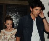 Kylie Minogue : Héroïne glamour pour la BBC, sous le regard d'Andres Velencoso