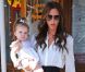  Entièrement habillée des vêtements de sa dernière collection, Victoria Beckham quitte le restaurant Pastis avec sa fille Harper dans les bras. New York, le 11 septembre 2012. 