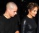  Jennifer Lopez et Casper Smart quittent main dans la main le Marquis Theatre à Broadway après avoir assisté à une représentation d'Evita. New York, le 11 septembre 2012. 