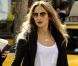 Jennifer Lopez, habillée d'un long gilet, d'un t-shirt blanc, d'un pantalon en cuir et de baskets Supra, arpentent les boutiques des quartiers de TriBeCa et SoHo. New York, le 11 septembre 2012.