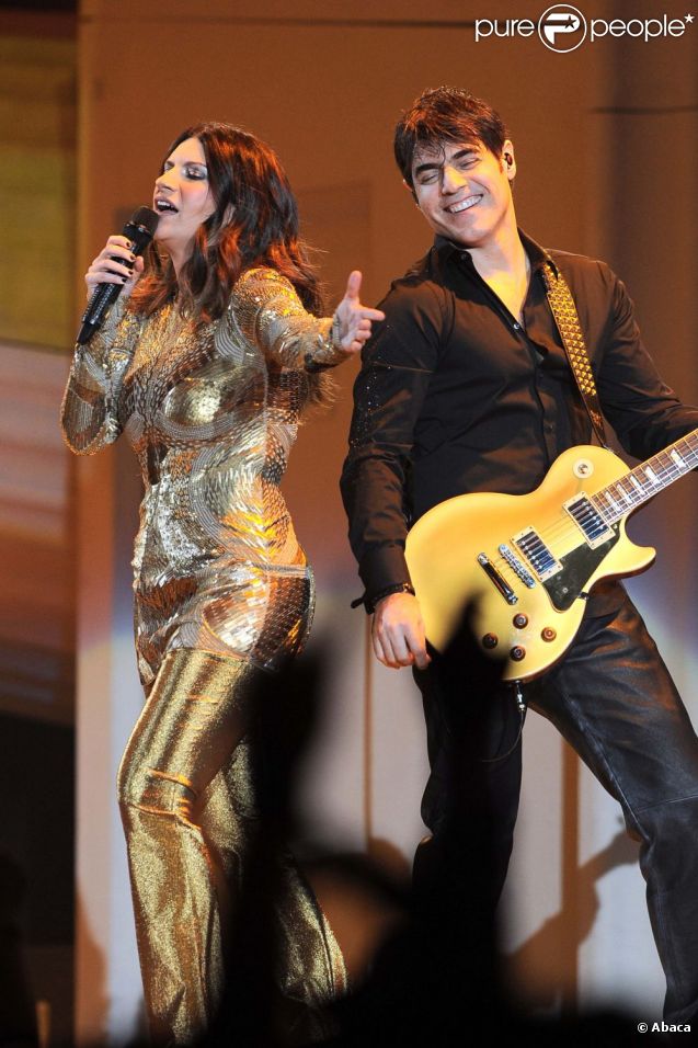 Laura Pausini et son fiancé Paolo Carta au Forum Assago à Milan le 22n décembre 2011