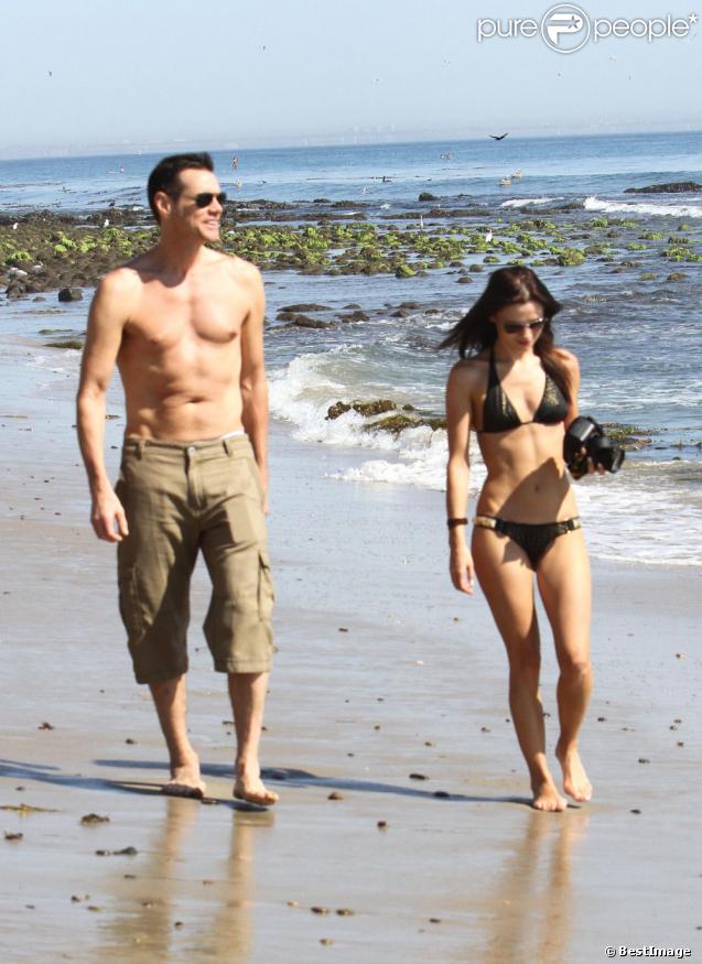 Jim Carrey et une charmante brune à Malibu, le 15 septembre 2012.