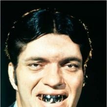 Richard Kiel et Roger Moore dans <em>L'Espion qui m'aimait</em>, en 1977.