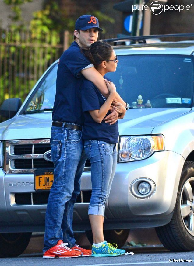 Ashton Kutcher et Mila Kunis partagent un moment de tendresse dans les rues de West Willage. New York, le 23 septembre 2012.