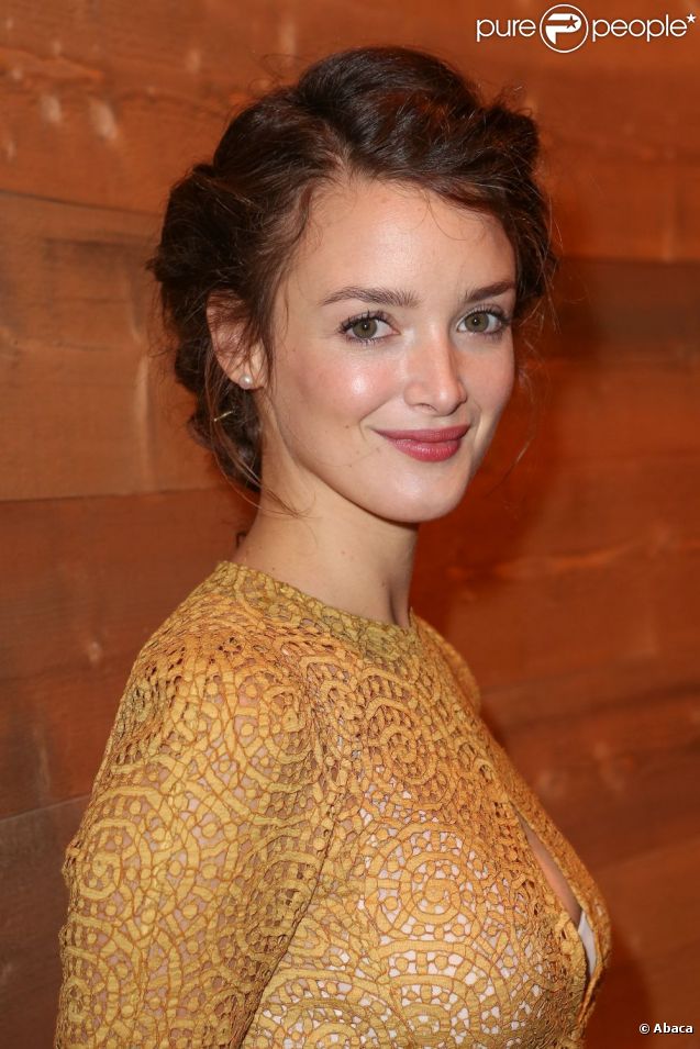 Charlotte Le Bon assiste au défilé Carven printemps-été 2013 au Grand Palais. Paris, le 27 septembre 2012.