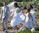 Jean-Luc Delarue, le jour de son mariage, aux côtés de son épouse Anissa, à Sauzon (mai 2012). Photo exclusive.