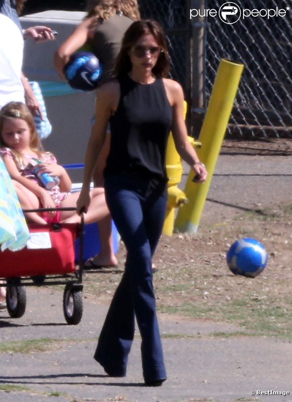 Victoria Beckham assiste à l'entraînement de foot de ses trois fils, le dimanche 30 septembre 2012 à Los Angeles.