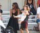Victoria Beckham, inséparable de sa fillette Harper, assiste à l'entraînement de foot de ses trois fils, le samedi 29 septembre 2012 à Los Angeles.