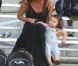 Victoria Beckham, inséparable de sa fillette Harper, assiste à l'entraînement de foot de ses trois fils, le samedi 29 septembre 2012 à Los Angeles.