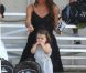 Victoria Beckham, inséparable de sa fillette Harper, assiste à l'entraînement de foot de ses trois fils, le samedi 29 septembre 2012 à Los Angeles.
