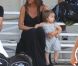 Victoria Beckham, inséparable de sa fillette Harper, assiste à l'entraînement de foot de ses trois fils, le samedi 29 septembre 2012 à Los Angeles.