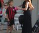 Victoria Beckham, inséparable de sa fillette Harper, assiste à l'entraînement de foot de ses trois fils, le samedi 29 septembre 2012 à Los Angeles.
