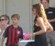 Victoria Beckham, inséparable de sa fillette Harper, assiste à l'entraînement de foot de ses trois fils, le samedi 29 septembre 2012 à Los Angeles.