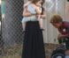 Victoria Beckham, inséparable de sa fillette Harper, assiste à l'entraînement de foot de ses trois fils, le samedi 29 septembre 2012 à Los Angeles.