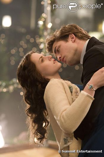 Kristen Stewart et Robert Pattinson dans la saga  Twilight.