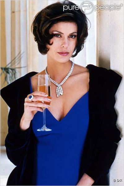 Teri Hatcher dans  Demain ne meurt jamais  (1997) de Roger Spottiswoode.