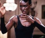 Grace Jones dans  Dangereusement vôtre  (1985) de John Glen.