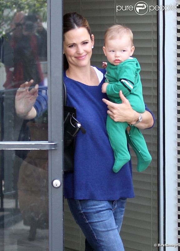 Jennifer Garner emmène l'adorable Samuel chez le médecin en compagnie de Seraphina, le 5 octobre 2012 à Los Angeles