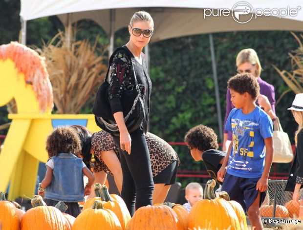 C'est bientôt Halloween : Heidi Klum, à la célèbre ferme aux citrouilles de 'Mr. Bones Pumpkin Patch', s'amuse avec ses enfants Leni, Henry, Johan, Lou et son compagnon Martin Kristen, à West Hollywood le 6 Octobre 2012.