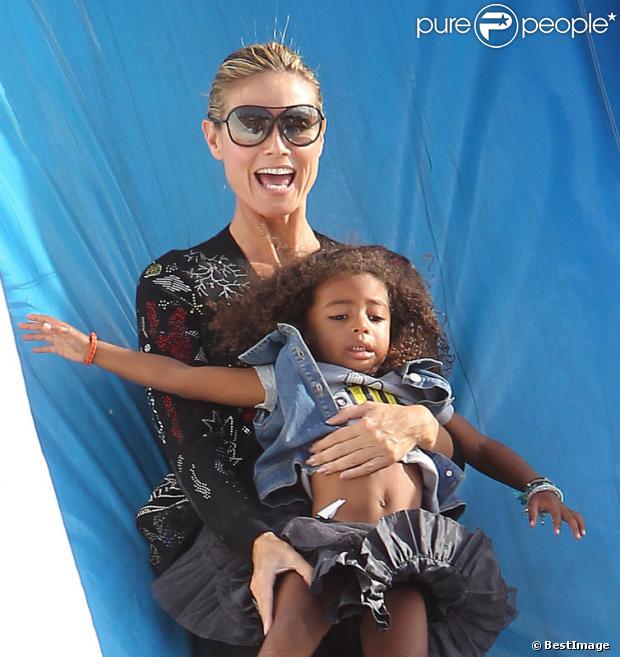 Heidi Klum, à la célèbre ferme aux citrouilles de 'Mr. Bones Pumpkin Patch', s'amuse avec ses enfants Leni, Henry, Johan, Lou et son compagnon Martin Kristen, à West Hollywood le 6 Octobre 2012. Heidi Klum fait du toboggan avec Loui