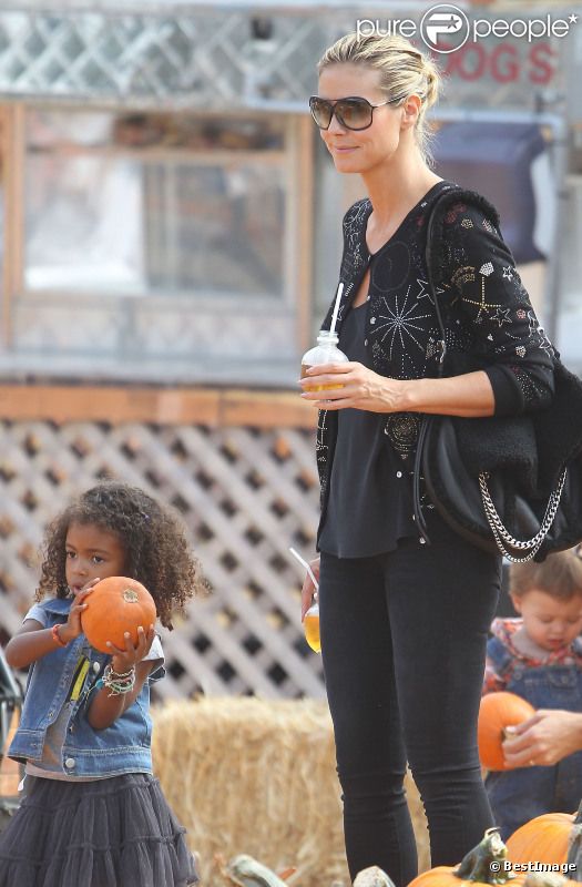 Heidi Klum, à la célèbre ferme aux citrouilles de 'Mr. Bones Pumpkin Patch', s'amuse avec ses enfants Leni, Henry, Johan, Lou et son compagnon Martin Kristen, à West Hollywood le 6 Octobre 2012. Lou ramasse une citrouille