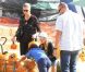 Heidi Klum, à la célèbre ferme aux citrouilles de 'Mr. Bones Pumpkin Patch', s'amuse avec ses enfants Leni, Henry, Johan, Lou et son compagnon Martin Kristen, à West Hollywood le 6 Octobre 2012.