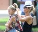 Heidi Klum assiste avec ses trois enfants Leni, Johan et Lou et son compagnon Martin Kristen au match de football de Henry, à Los Angeles, le 6 octobre 2012