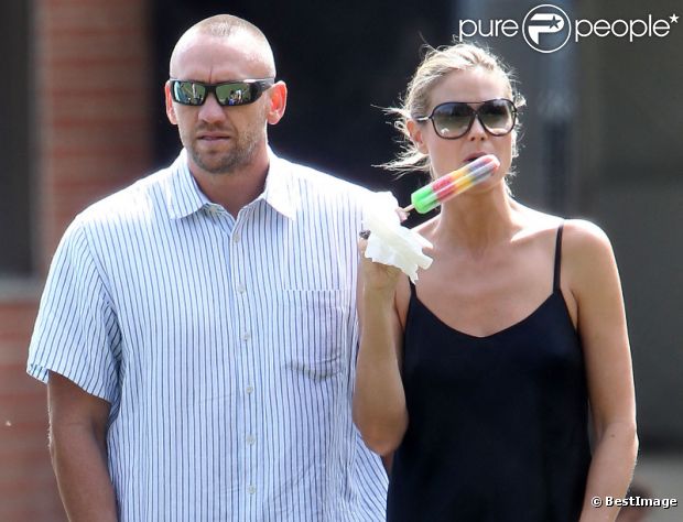 Heidi Klum assiste avec ses trois enfants Leni, Johan et Lou et son compagnon Martin Kristen au match de football de Henry, à Los Angeles, le 6 octobre 2012