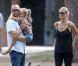 Heidi Klum assiste avec ses trois enfants Leni, Johan et Lou et son compagnon Martin Kristen au match de football de Henry, à Los Angeles, le 6 octobre 2012
