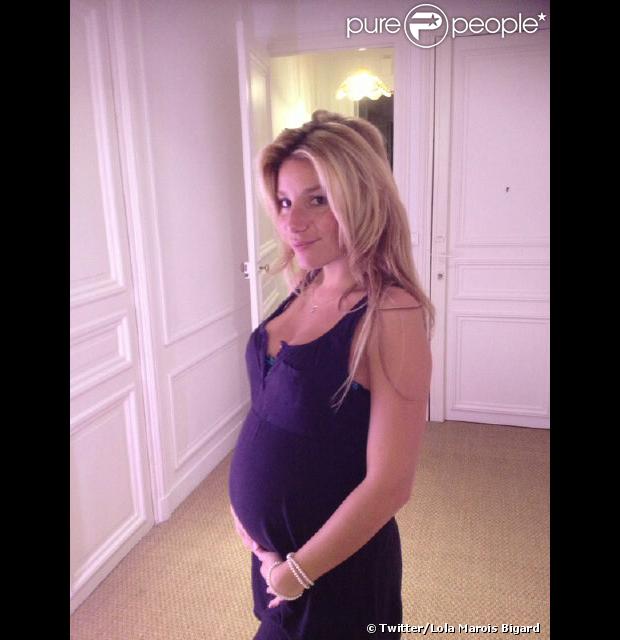 Lola Marois Bigard dévoile ses rondeurs sur Twitter, le 5 octobre 2012. La comédienne et son époux Jean-Marie Bigard attendent des jumeaux.