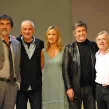 <p>Olivier Marchal, son épouse Catherine et leurs metteurs en scène, Alain Ganas et Hervé Dubourjal, sur scène pour le filage de la pièce <em>Rendez-vous au Grand Café</em>, théâtre des Bouffes Parisiens, le 8 octobre 2012.</p>